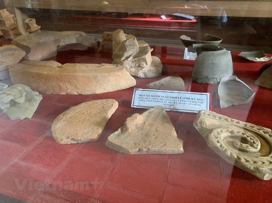 Quelques morceaux de tuiles datés du XVe siècle, découverts lors de fouilles archéologiques dans la pagode Vinh Nghiem en 2015.