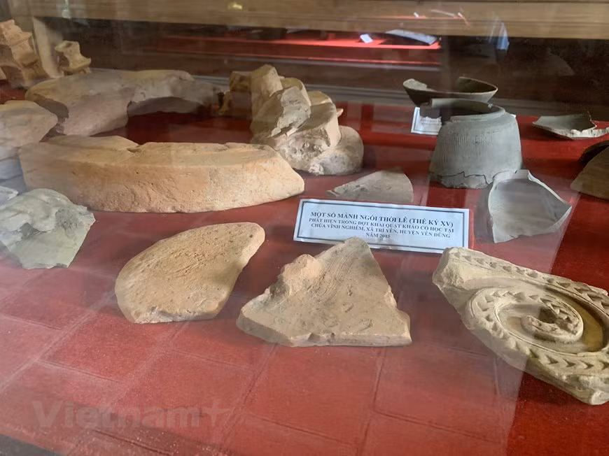 Quelques morceaux de tuiles datés du XVe siècle, découverts lors de fouilles archéologiques dans la pagode Vinh Nghiem en 2015.