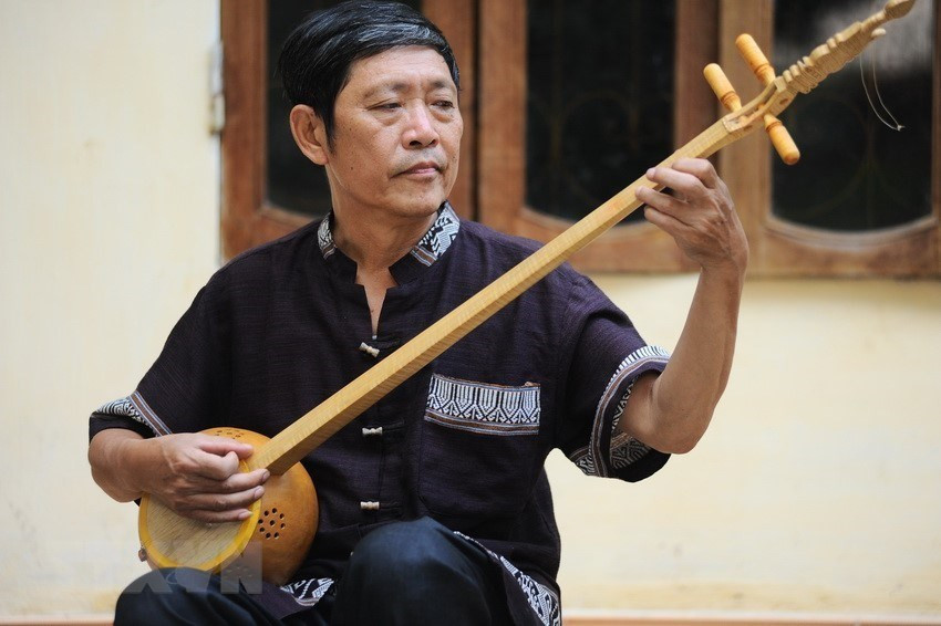 Le chant "then" est traditionnellement accompagné du « dàn tinh » (instrument à deux ou trois cordes à manche long, dont la caisse de résonance est une calebasse coupée et séchée).