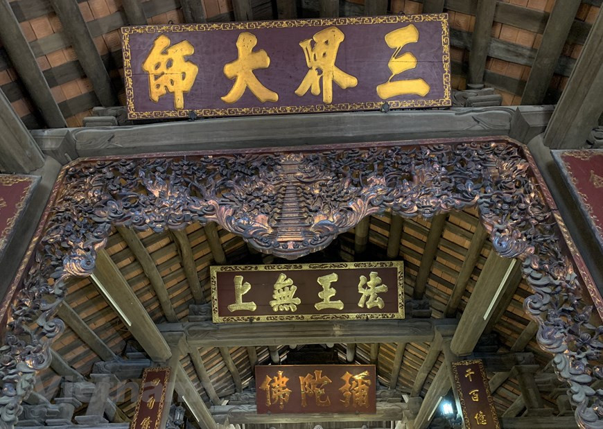 … de nombreux panneaux et sentences parallèles…