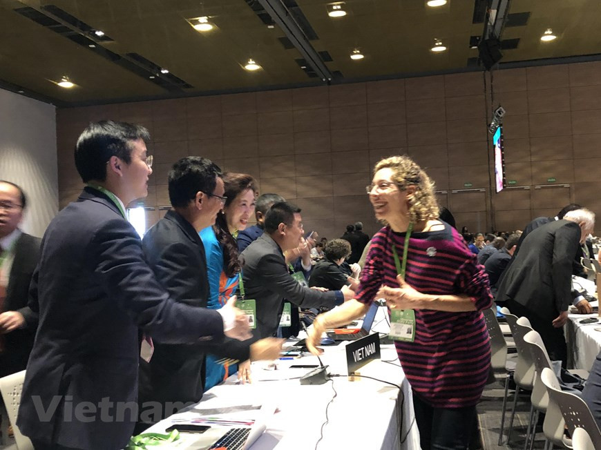 Des représentants d'autres pays félicitent la délégation du Vietnam pour son art vocal nouvellement inscrit sur la Liste représentative du patrimoine culturel immatériel de l’humanité.