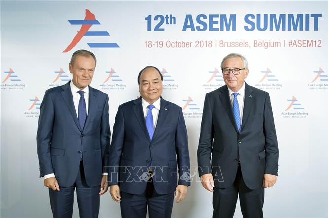 Le président du Conseil européen Donald Tusk (gauche), le PM Nguyen Xuan Phuc et le président de la Commission européenne, Jean-Claude Juncker.