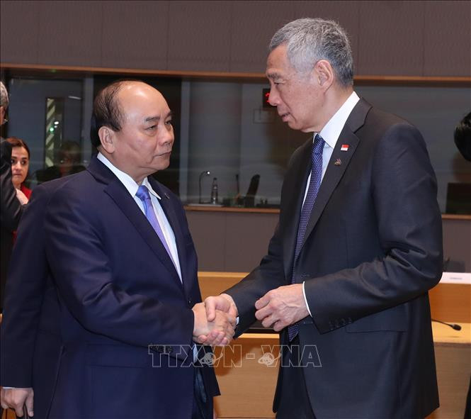 Le PM Nguyen Xuan Phuc et son homologue singapourien Lee Hsien Loong (droite).