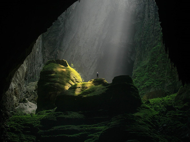 La grotte Son Doong - la plus grande grotte du monde ​''jamais vue dans le monde'', selon le National Geographic. D’une taille impressionnante avec un plafond à 240 mètres et près de 9 km de longueur, elle n’a été explorée entièrement qu’en 2009 par une équipe de spéléologues britanniques. Photo: Matthias Hauser.