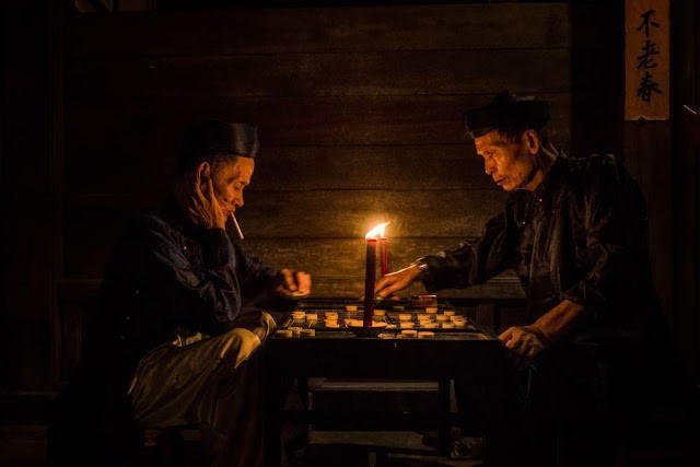 Deux hommes jouent aux échecs à Hôi An. Photo : Pedro Cattony. 