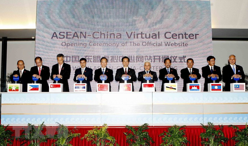 Le Premier ministre Nguyên Tân Dung, son homologue chinois Wen Jiabao et les chefs des délégations de l'ASEAN ont appuyé sur le bouton pour ouvrir le site Web du Centre ASEAN - Chine, le 29 octobre 2010, à Hanoi. Photo: VNA
