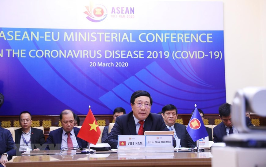 Le vice-Premier ministre Pham Binh Minh, également ministre des Affaires étrangères prend la parole lors de la conférence ministérielle virtuelle des Affaires étrangères ASEAN - UE sur la prévention et le contrôle du COVID-19. Photo: VNA