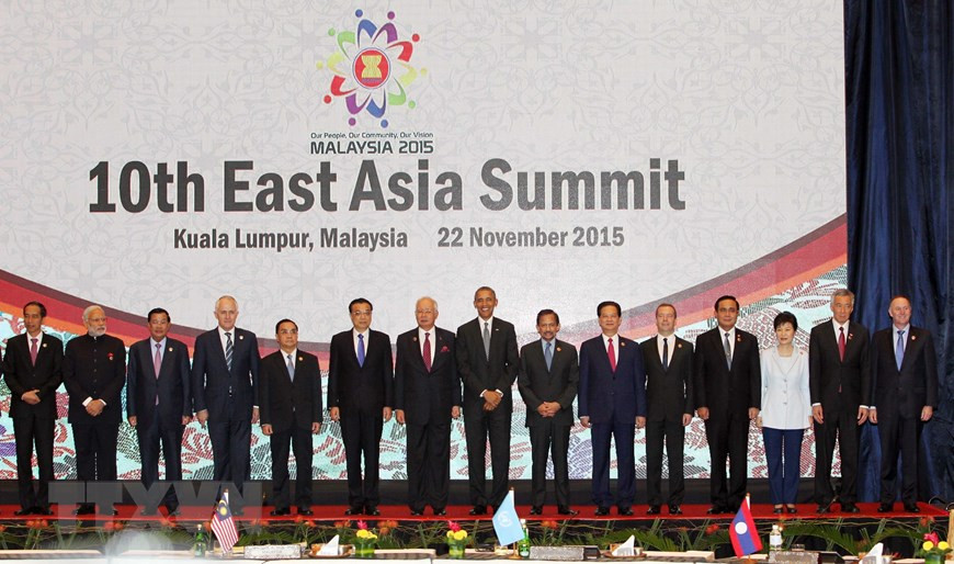 Le Premier ministre Nguyên Tân Dung et les chefs de délégation au 10e Sommet de l'Asie de l'Est, le 22 novembre 2015 à Kuala Lumpur, Malaisie. Photo: VNA