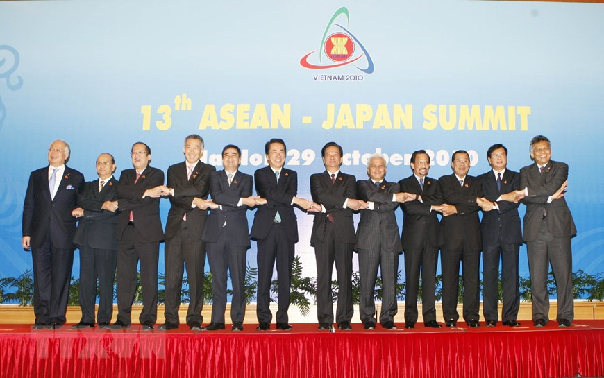 Les chefs de délégation au 13e sommet ASEAN - Japon en 2010 à Hanoi. Photo: VNA