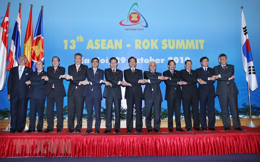 Le Premier ministre Nguyên Tân Dung, président de l'ASEAN 2010 et le président sud-coréen Lee Myung-park sont coprésidents le 13e Sommet ASEAN - République de Corée, le 29 octobre 2010, à Hanoi. Photo: VNA