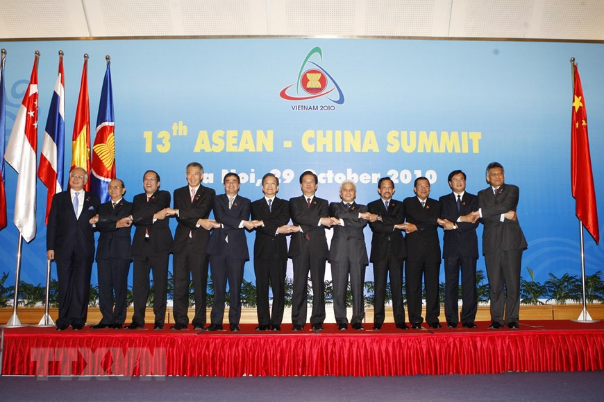 Le Premier ministre Nguyên Tân Dung et les chefs de délégation lors du 13e sommet ASEAN - Chine, le 29 octobre 2010. Photo: VNA