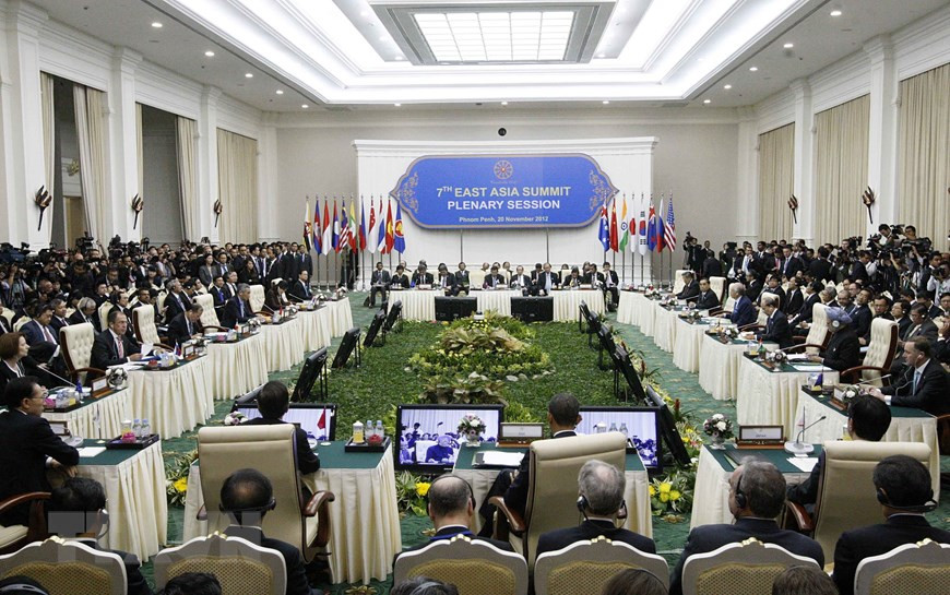 La session plénière du 7e Sommet d'Asie de l'Est le 20 novembre 2012 à Phnom Penh, Cambodge. Photo: VNA 