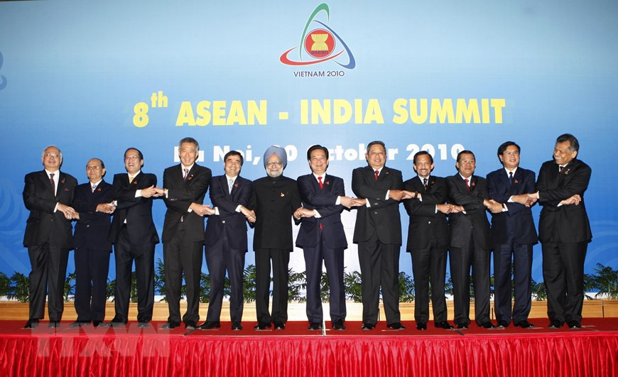 Le Premier ministre Nguyên Tân Dung et les chefs de délégation lors du 13e sommet ASEAN - Inde, le 30 octobre 2010. Photo: VNA