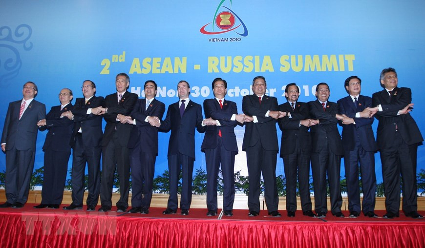 Le Premier ministre Nguyên Tân Dung, président de l'ASEAN 2010 et le président russe D. Medvedev ont coprésidé le 30 octobre à Hanoi au deuxième Sommet ASEAN - Russie. Photo: VNA