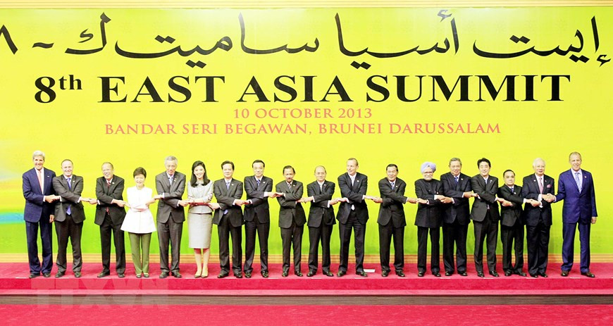 Le Premier ministre Nguyên Tân Dung et les chefs de délégation au 8e Sommet de l'Asie de l'Est, le 10 octobre 2013 à Bandar Seri Begawan (Brunei). Photo: VNA