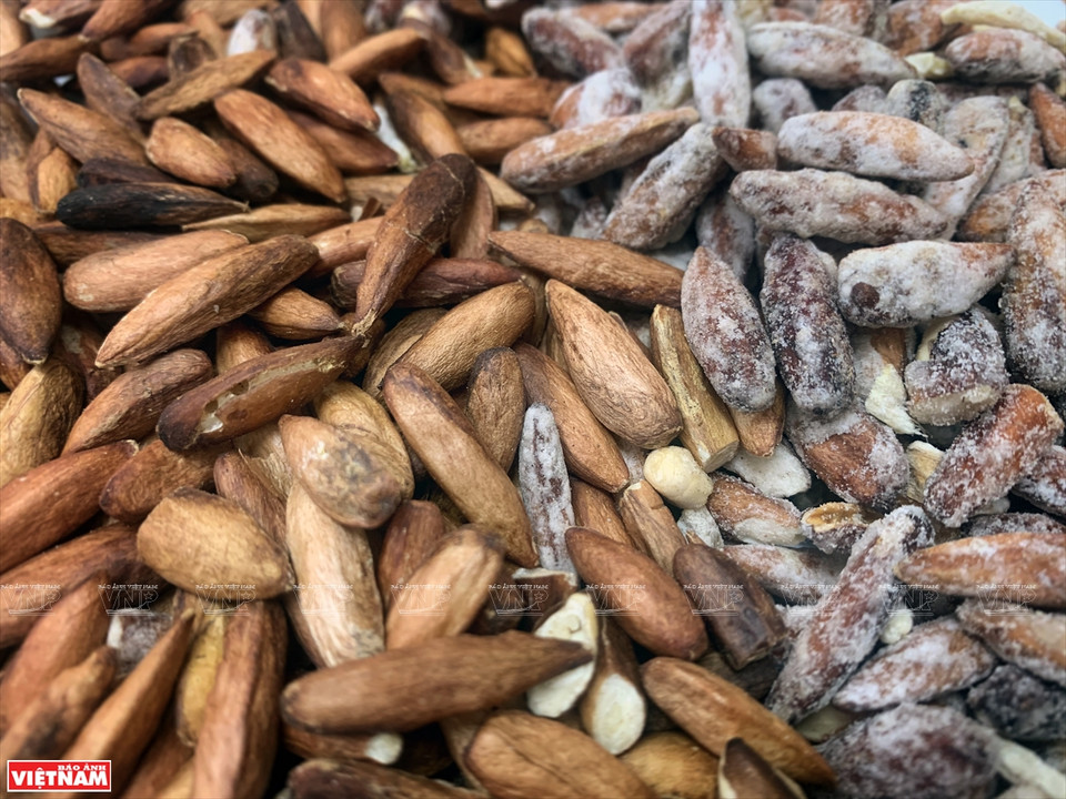 Les noix de badamiers sont une spécialité de l'île. Photo: VNP