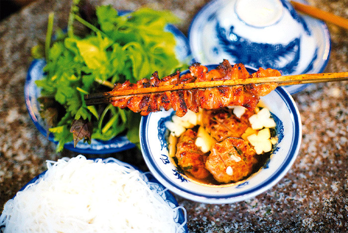 Hanoï séduit non seulement les touristes avec ses paysages magnifiques, mais aussi avec sa gastronomie riche et variée.