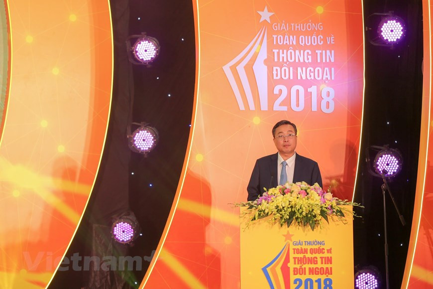 Une cérémonie de remise des Prix nationaux de l’information pour l'étranger 2018 a eu lieu vendredi le 7 juin au Centre national d’information à Hanoï. Photo : Vietnamplus