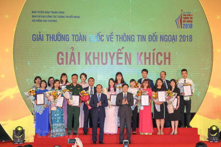 Le comité d'organisation a décerné 40 prix d’encouragement. Photo : Vietnamplus
