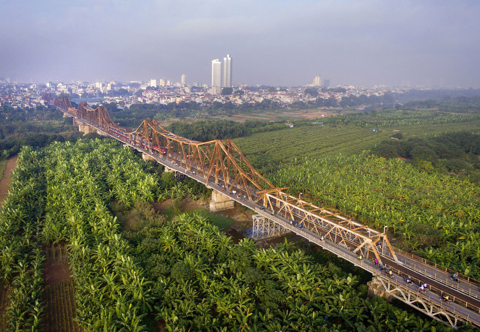 Le pont Long Bien, qui couvre 3 siècles (les travaux ont débuté en 1898), fait partie des très nombreuses structures métalliques construites dans le style Eiffel. 