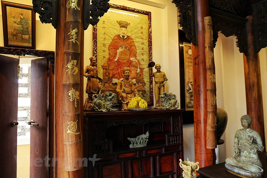 Un principe de Tran Nam Tuoc est de « dire non à la copie ». Tous ses produits sont renouvelés et basés sur des légendes. Quand Tran Nam Tuoc était jeune, il voyageait partout. Mais peut-être à cause de l'influence de sa famille, Tran Nam Tuoc avait une mentalité de marchand dès son plus jeune âge. C'est aussi la raison pour laquelle son esprit dans la fabrication de la céramique est différent des autres. Ses produits céramiques sont à la fois classiques et pratiques. Il pense, comme tous autres villages artisanaux, comment faire vivre les produits traditionnels d'une manière utile qui fera perdurer le commerce. Photo: Vietnamplus