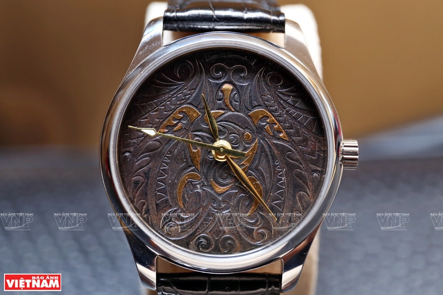 De beaux et originaux modèles de gravure de montre. Photo: VNA