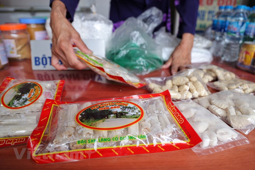 La cuisine vietnamienne varie d'une région à l'autre et le village de Duong Lam possède sa propre liste d'aliments locaux uniques. Le « Keo doi » (bonbon à la saucisse et aux arachides) et le « keo lac » (bonbon aux arachides) sont parmi les spécialités les plus populaires ici. Il est facile de trouver les ingrédients pour faire le « keo doi » comme l'arachide, le malt et le sucre. Une fois qu'ils ont essayé le « keo doi », les visiteurs peuvent ressentir le goût de noisette de l'arachide et le parfum de la farine de riz gluant. Pendant ce temps, « keo lac » est un morceau de la culture vietnamienne et considéré comme l'un des cadeaux importants pour les visiteurs. Déguster ces types de bonbons avec du thé vert les rendra plus savoureux. Photo: Vietnamplus