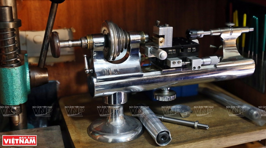 Une petite machine à tourner la montre. Photo: VNA
