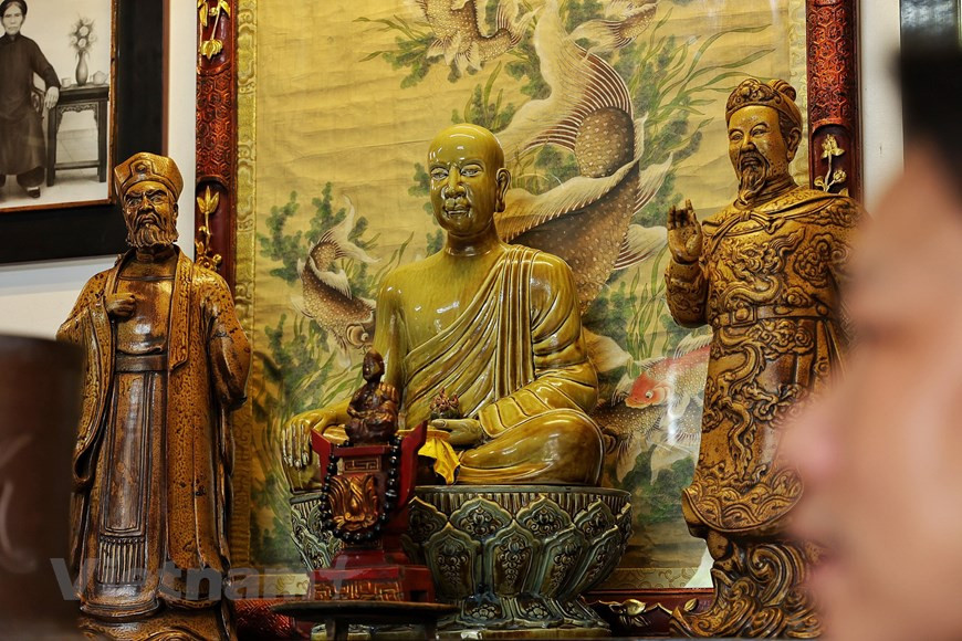 Les statues et statuettes en céramique sont des portraits de héros nationaux, de célébrités culturelles. Tran Nam Tuoc a choisi un type de céramique pour lui-même et s'est adressé directement au marché et aux clients. C'est-à-dire qu'il produit et vend directement aux consommateurs, sans dépendre de la demande du marché. Selon lui, la céramique est un art, mais sa façon de penser et la façon dont il exerce ses compétences en céramique sont basées sur un point de vue culturel. Il prend la valeur traditionnelle des légendes et la met dans les produits qu'il fabrique. Sa priorité est de préserver et de promouvoir les valeurs culturelles de nombreuses générations. Photo: Vietnamplus