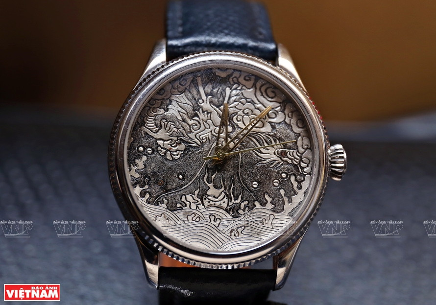 De beaux et originaux modèles de gravure de montre. Photo: VNA