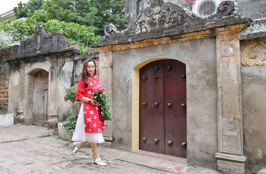 Bien qu'il soit difficile de prédire quand exactement la pandémie de COVID-19 sera contenue, les excursions d'une journée et les visites autonomes à Duong Lam sont devenues un choix populaire pour de nombreuses familles. La reconnaissance en tant que site du patrimoine national a fortement stimulé le tourisme local, attirant à la fois des visiteurs étrangers et nationaux. Le village attire en moyenne entre 120.000 et 130.000 visiteurs, dont jusqu'à 7.000 étrangers, chaque année. Dans le passé, comme il n'y avait pas beaucoup de possibilités d'hébergement pour la nuit dans le village, les visiteurs optaient souvent pour de courtes excursions d'une journée. Cependant, ces jours-ci, de nombreuses familles locales ont ouvert leurs portes aux visiteurs pour une expérience de séjour chez l'habitant. Photo: Vietnamplus