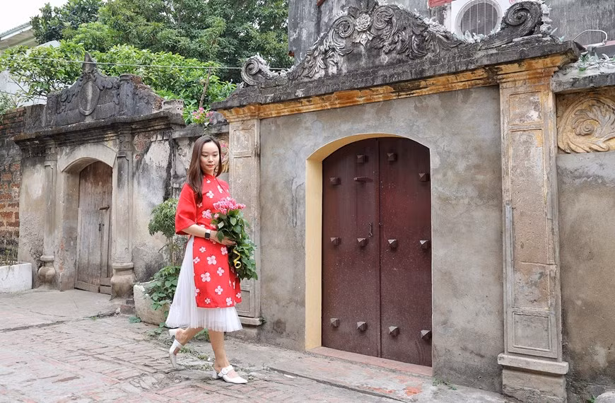 Bien qu'il soit difficile de prédire quand exactement la pandémie de COVID-19 sera contenue, les excursions d'une journée et les visites autonomes à Duong Lam sont devenues un choix populaire pour de nombreuses familles. La reconnaissance en tant que site du patrimoine national a fortement stimulé le tourisme local, attirant à la fois des visiteurs étrangers et nationaux. Le village attire en moyenne entre 120.000 et 130.000 visiteurs, dont jusqu'à 7.000 étrangers, chaque année. Dans le passé, comme il n'y avait pas beaucoup de possibilités d'hébergement pour la nuit dans le village, les visiteurs optaient souvent pour de courtes excursions d'une journée. Cependant, ces jours-ci, de nombreuses familles locales ont ouvert leurs portes aux visiteurs pour une expérience de séjour chez l'habitant. Photo: Vietnamplus