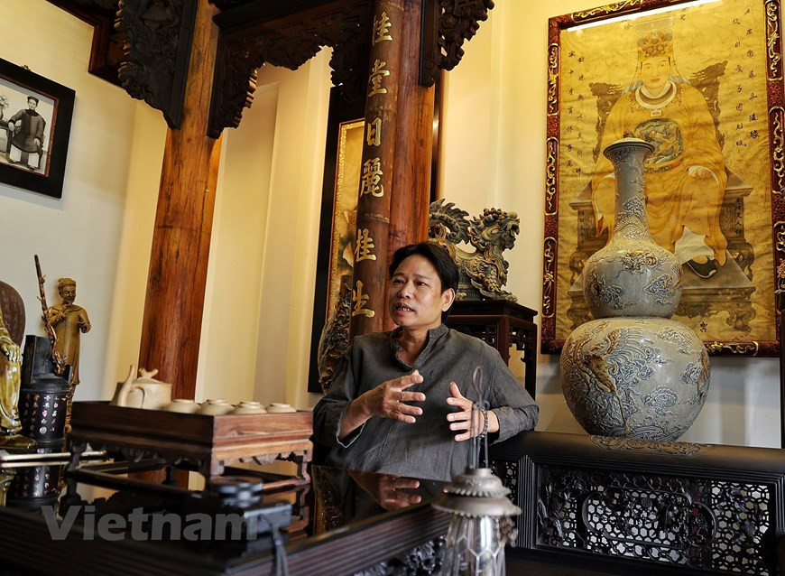 Cette maison est faite de céramique et de bois. Ce n'est pas qu'une maison. C'est vraiment un espace artistique avec des valeurs traditionnelles. Tran Nam Tuoc a commencé à gagner sa vie depuis qu’il avait 15 ans. Il a effectué de nombreux travaux, tels que sculpture sur bois, restauration et rénovation de reliques. Dans les moments difficiles, il a même dû acheter et revendre des déchets et travailler comme chauffeur. Cependant, la poterie a toujours été sa passion et une source d'inspiration. Tran Nam Tuoc n'a suivi aucune formation. Tous ses produits sont le fruit de ses propres recherches et de sa créativité. Photo: Vietnamplus
