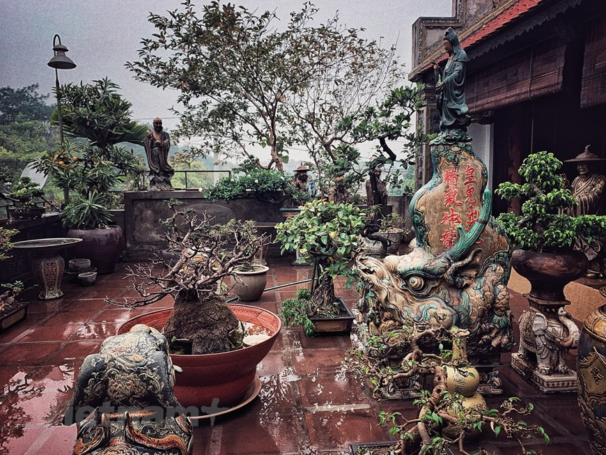 Les miniatures devant la maison ont aussi été créées par son propriétaire. Ils portent des traits de l'histoire et du folklore. Le style de travail de Tran Nam Tuoc est de préserver et de promouvoir les valeurs culturelles de nombreuses générations. En 2020, alors que de nombreuses entreprises étaient à peine touchées par la pandémie du COVID-19, l'Artisan émérite Tran Nam Tuoc a exporté 5.000 statues folkloriques vietnamiennes vers le marché britannique. Un bon signal pour les villages d'artisans du pays. Auparavant, sa statue de tête de dragon de la dynastie Ly avait été personnellement offerte par le Premier ministre Nguyen Xuan Phuc au président américain. Photo: Vietnamplus