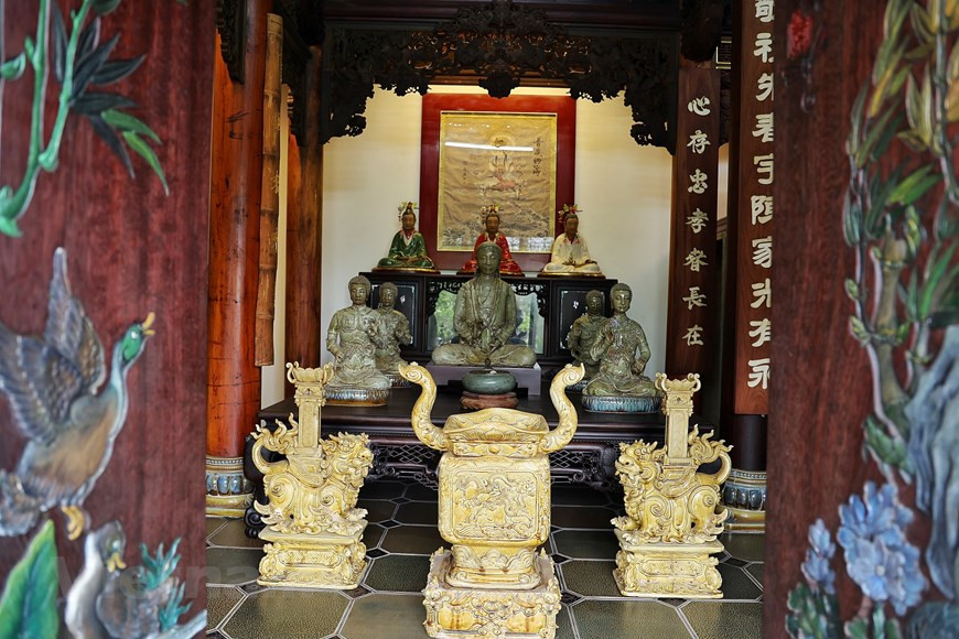 Tran Nam Tuoc a déclaré qu'en raison de sa passion pour les valeurs traditionnelles, il a reconstitué une maison ancestrale avec cinq travées au-dessus de sa villa moderne. Cette maison est faite de céramique et de bois. Ce n'est pas qu'une maison. C'est aussi un espace artistique avec des valeurs traditionnelles. Les motifs sculptés sont sophistiqués et créés par le propriétaire lui-même et son équipe d'artisans. Selon Tran Nam Tuoc, cette maison est une œuvre d'amour, représente l'unité familiale et le respect car les maisons traditionnelles à cinq travées font partie de l'architecture unique du delta du fleuve Rouge et portent des caractéristiques à la fois historiques et folkloriques. Photo: Vietnamplus