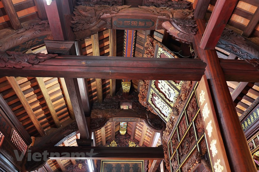 Tous les piliers de la maison sont faits dans des troncs de grands arbres et les toits sont reliés. La structure d’une maison traditionnelle peut suivre de nombreux styles, mais il existe deux types de conception: le premier, le plus courant, suit le style dit d’une maison principale et d’une cuisine; le deuxième est le style des familles aisées, avec une maison principale au centre, entourée de deux autres secondaires sur chaque côté. Au fil du temps, les Vietnamiens ont développé une architecture respectueuse de la nature. Il est ainsi important d’exploiter les trois éléments majeurs, à savoir: homme, terre et eau pour stabiliser l’environnement et recréer l’équilibre naturel dans la demeure. Photo: Vietnamplus