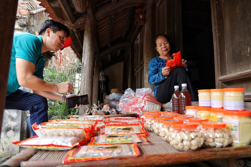 Outre le sauce soja, les visiteurs des maisons anciennes de Duong Lam peuvent acheter de nombreux autres types de souvenirs. Dans le passé, comme il n'y avait pas beaucoup de possibilités d'hébergement dans le village, les visiteurs optaient souvent pour de courtes excursions d'une journée. Cependant, ces jours-ci, de nombreuses familles locales ont ouvert leurs portes aux visiteurs pour une expérience de séjour chez l'habitant. Une nuitée est exactement ce dont les gens ont besoin pour profiter pleinement de ce que le village offre. Ils peuvent passer la journée à travailler avec les agriculteurs locaux ou à profiter des spectacles musicaux traditionnels des artisans du village. Tous ces éléments créent un produit touristique idéal, apportant une stabilité financière et aidant le village à se préserver en tant que trésor de la culture unique du Vietnam. Photo: Vietnamplus