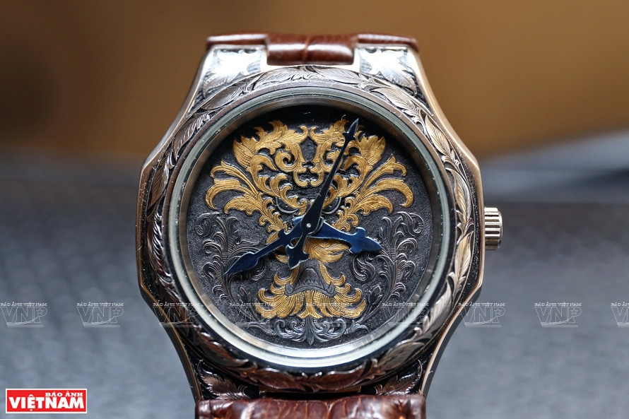 De beaux et originaux modèles de gravure de montre. Photo: VNA