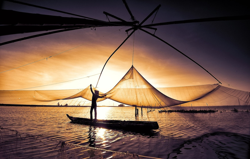 Coucher de soleil sur le réservoir de Tha La dans la ville de Chau Doc. Photo: vnexpress