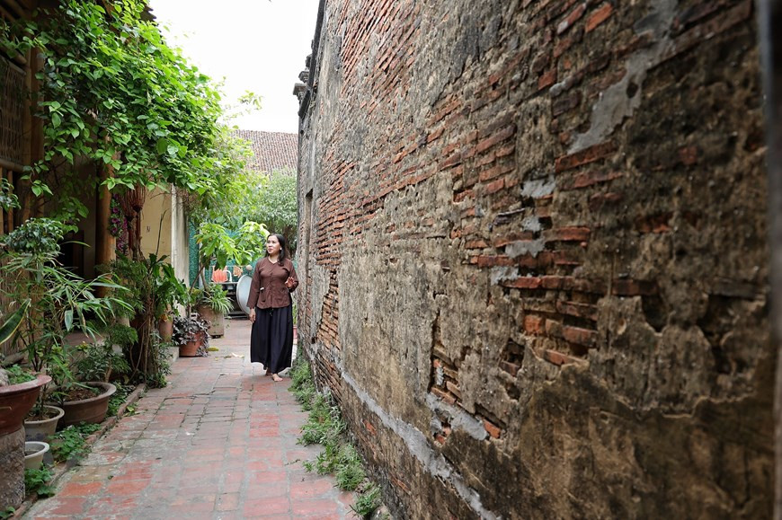 Voici l'entrée de la maison de Ha Huu The dans le hameau de Mong Phu, commune de Duong Lam. Le mur de la maison s'est coloré avec le temps. Duong Lam, réputé pour ses maisons uniques construites avec des cadres en bois et fortifiées en briques de latérite, conserve encore les caractéristiques typiques des vieux villages du delta du fleuve Rouge. Le transport fluvial favorable a fait de Duong Lam une résidence d'anciens Vietnamiens remontant aux civilisations de Phung Nguyen (2.000 – 1.500 av. J.C.) et de Dong Son (800 - 200 av. J.C.). Lors d'une fouille en 1971, des archéologues ont trouvé à Duong Lam des reliques en pierre de l'ère des rois Hung qui s'est terminée en 258 av. J.C. Photo: Vietnamplus