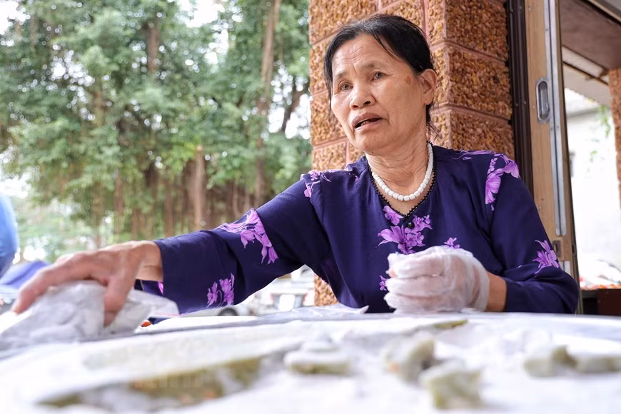 De nos jours, les habitants de Duong Lam ont mis au point plusieurs nouvelles variantes de « che lam » en ajoutant des ingrédients comme des fruits « gac » et des feuilles de pandan, le rendant plus parfumé, coloré et savoureux. Cette photo montre « che lam » avec sa couleur verte provenant de feuilles de pandan. Le riz destiné à la fabrication du « che lam » est le riz gluant à fleur d'or, l'une des meilleures variétés du Vietnam, cultivé uniquement dans le Nord. Tout d'abord, le riz est rôti et moulu en une farine lisse. Ensuite, il est cuit avec de l'eau, du sucre et du gingembre, en remuant continuellement pour obtenir le mélange épais. Lorsque le mélange est encore chaud, des cacahuètes sont ajoutées pour lui donner un goût beurré et croquant. Photo: Vietnamplus