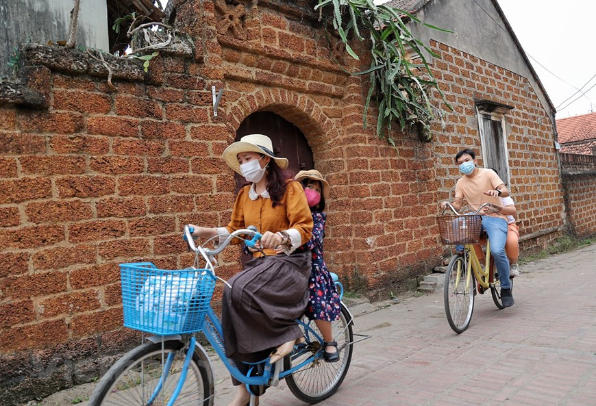 À plus de 40 kilomètres du centre-ville de Hanoï, Duong Lam est devenu une destination populaire pour les touristes chaque week-end car il bénéficie simultanément d'un accès pratique, de nombreuses valeurs traditionnelles et d'un certain nombre de spécialités. Il présente les caractéristiques typiques d'un village rural avec des banians géants, des puits d'eau douce et une maison communale, ainsi que des maisons anciennes datant de 100 à 400 ans. Ce village était la ville natale de deux rois - Phung Hung (761 - 802) et Ngo Quyen (808 - 944), et aussi le lieu de naissance de l'envoyé Giang Van Minh - un excellent diplomate à la fin du XVIe et au début du XVIIe siècle. Photo: Vietnamplus