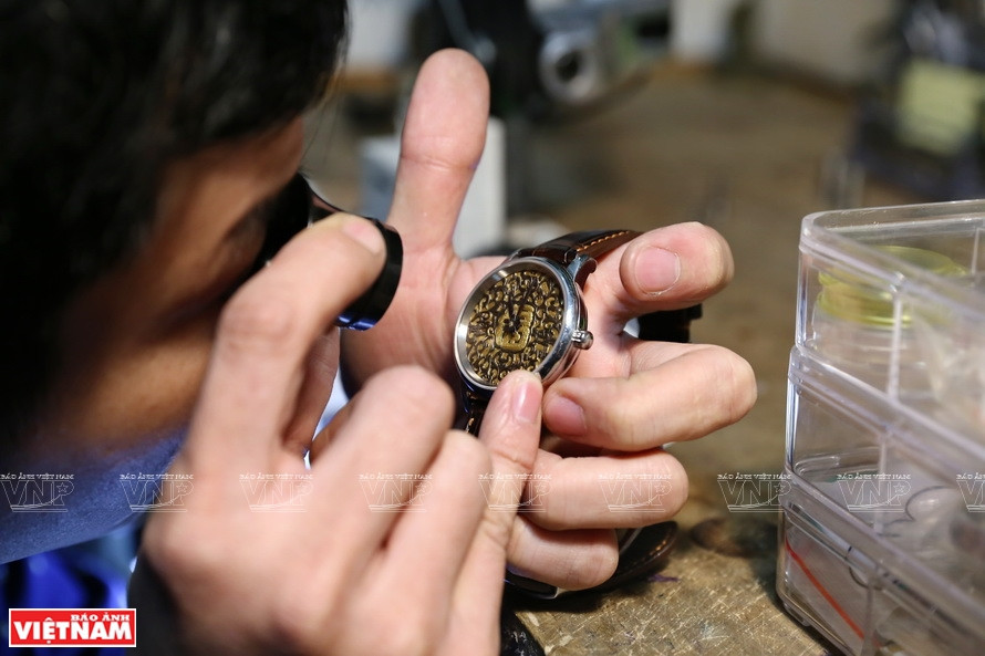 Vérification de l’épaisseur d’un boîtier à la loupe. Photo: VNA