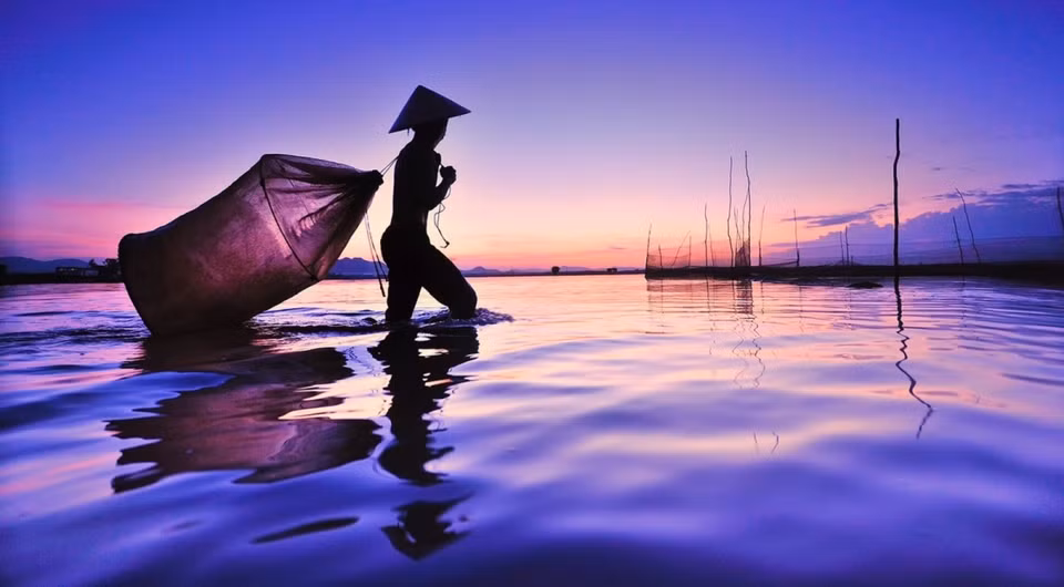 Un garçon va pêcher au coucher du soleil dans la commune de Vinh Te, ville de Chau Doc. Photo: vnexpress