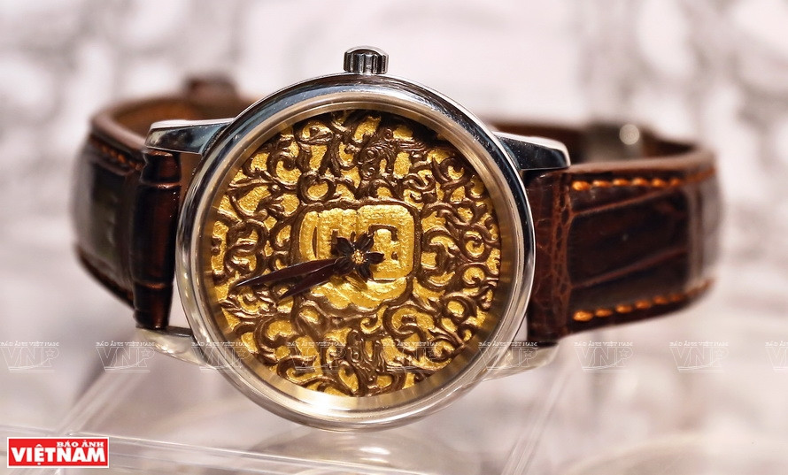 Dorer à l’or 24 carats des index du cadran de la montre, une technique extrêmement difficile. Photo: VNA
