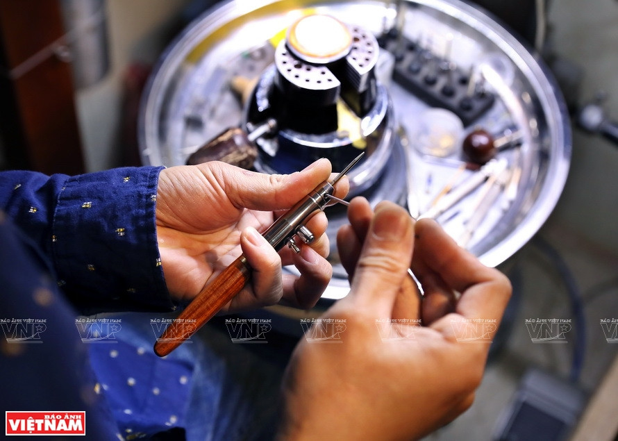 L’horloger doit veiller à la propreté de sa machine à graver. Photo: VNA