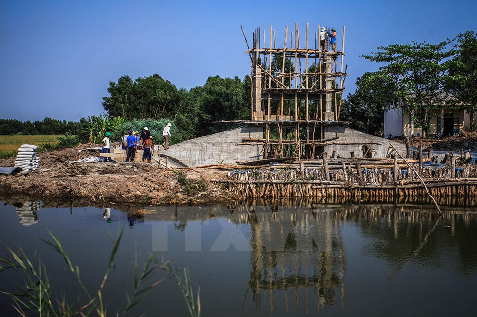 Des ouvrages hydrauliques de fortune tentent d’empêcher l'eau saumâtre de pénétrer en amont. .