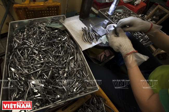 Une étape de fabrication de pinces à ongles. 
