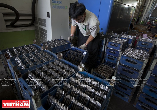 Vérification de la fabrication des pinces à ongles.