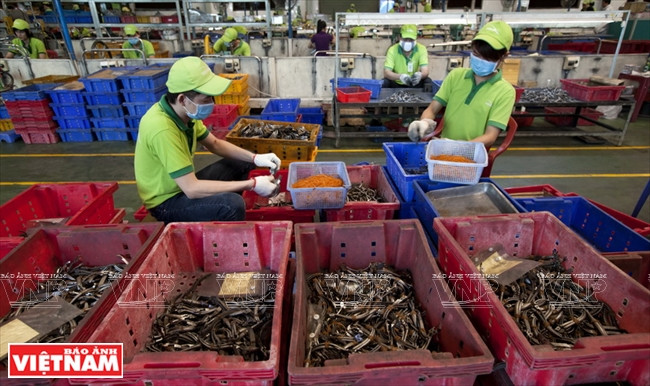 Avec environ 2.000 travailleurs, la Corporation produit des millions de pinces par jour.